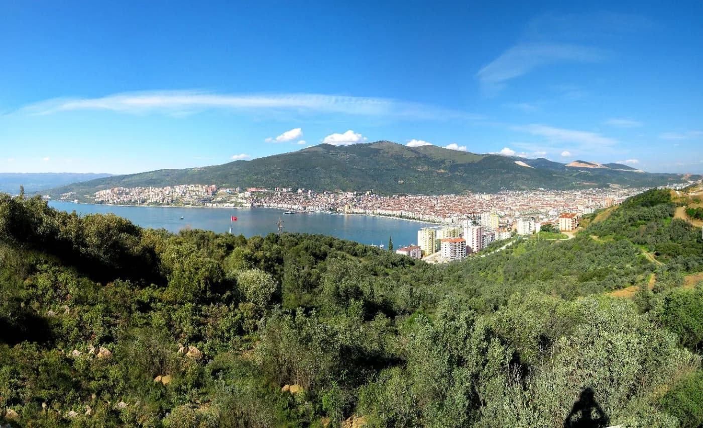 Bursa Gemlik limanı ve kıyı şeridi, kuşbakışı