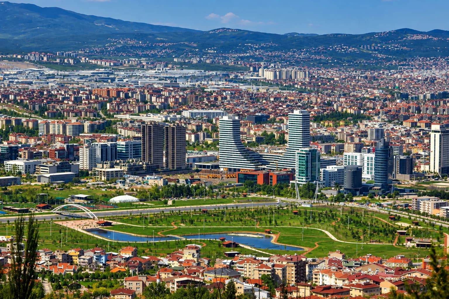 Bursa Nilüfer modern iş merkezi ve şehir silüeti