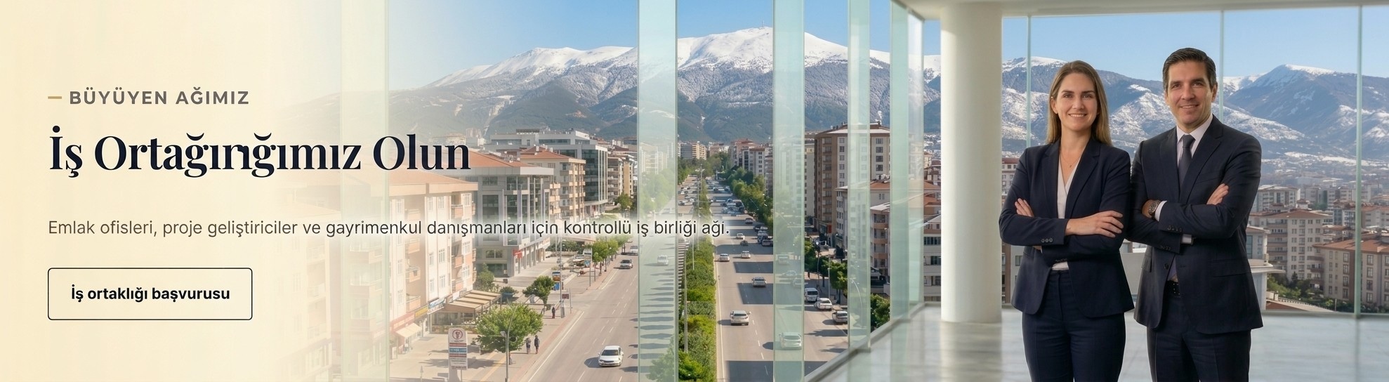 Bursa ve Uludağ manzarası önünde BURSABROKER iş ortaklığı temsilcileri